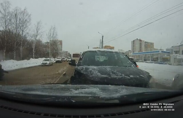 В Кирове SsangYong выехал на встречную полосу и столкнулся с несколькими автомобилями 