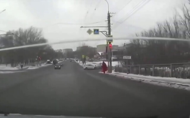 В Кирове водитель хэтчбека пытался проскочить перекресток на жёлтый, но неудачно 