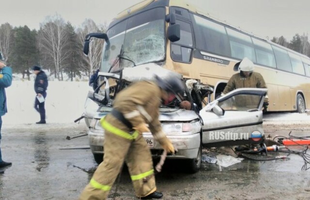 Один человек погиб в ДТП с автобусом в Свердловской области 
