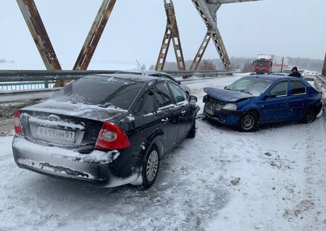 ДТП на мосту под Апатитами: водитель «Логана» пытался объехать стоящий автомобиль 