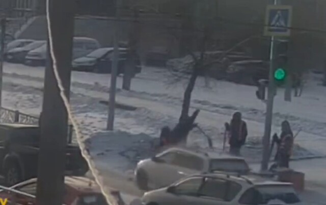 В Улан-Удэ пешеход попал под машину и сломал бедро