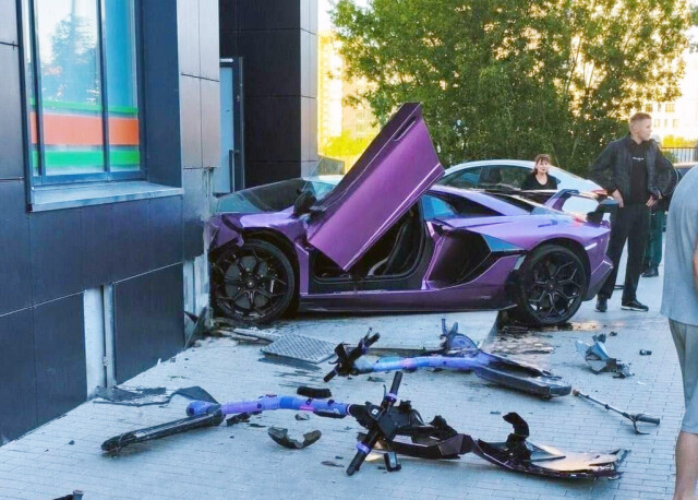 В Екатеринбурге Lamborghini стоимостью 40 миллионов врезался в дом и сбил двоих человек 