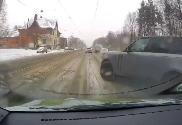 ДТП на проспекте Энгельса в Санкт-Петербурге: водитель внедорожника пытался развернуться