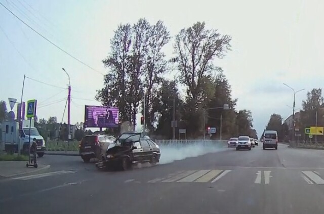 Жесткое ДТП в Новгороде: водитель автомобиля Volvo пытался повернуть налево на желтый 