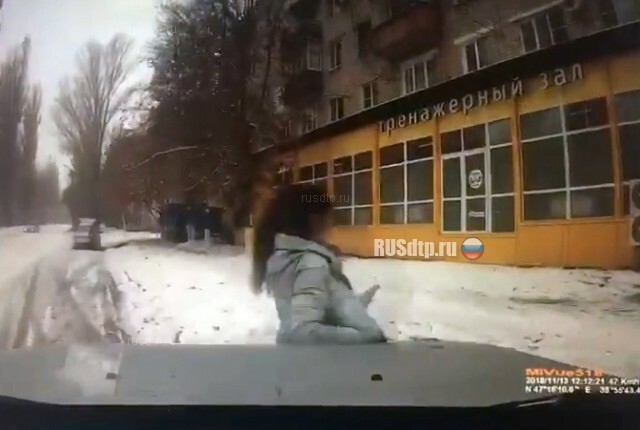 В Таганроге автомобиль сбил девушку на пешеходном переходе. ВИДЕО