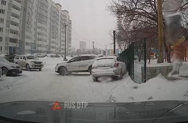 Впечатал в забор