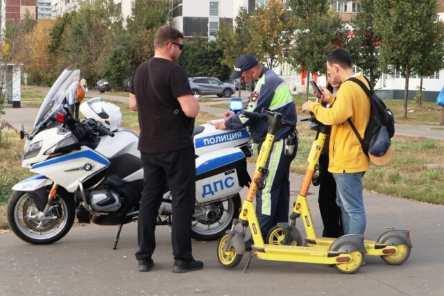 Инспектор ДПС составлял протоколы на несуществующих электросамокатчиков 