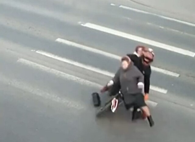 В Орле подросток на питбайке сбил пожилую женщину 