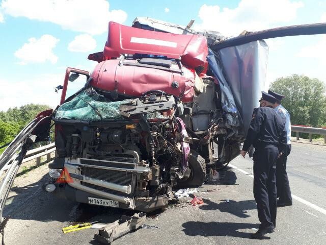 Водитель КАМАЗа погиб в ДТП на трассе М-7 в Чувашии 