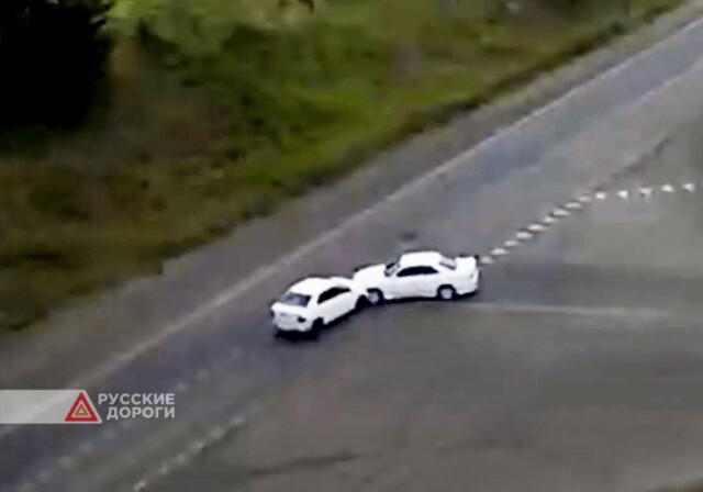 Два белых автомобиля не поделили перекресток на Братском шоссе в Усть-Илимске