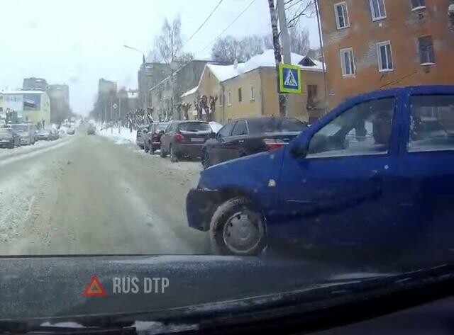 На ровном месте. Вызвать ГИБДД на место ДТП Красноярск. Ровной дороги водитель.