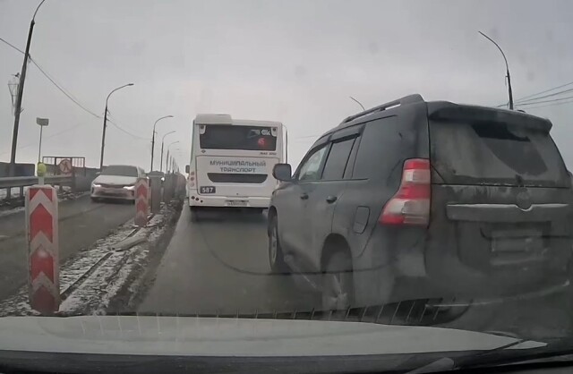 Два водителя не поделили очередность проезда на Ленинградском мосту в Омске