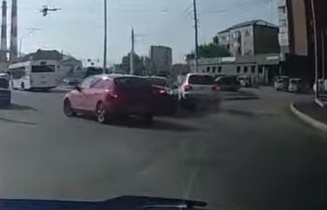 «Самый быстрый»: водитель «Фольксвагена» не уступил дорогу автомобилю на кольце в Красноярске 