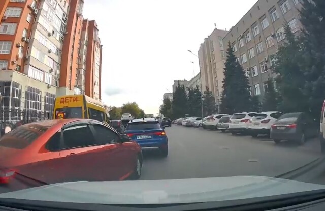 «Инспектор ГИБДД признал меня виновником ДТП»: два водителя не поделили полосу в Омске 