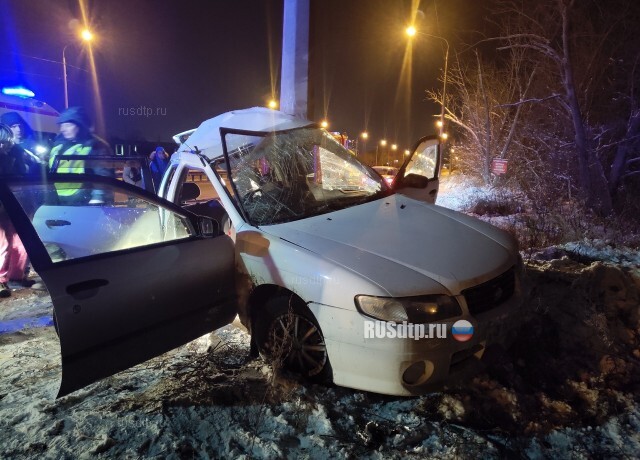 В Челябинске пьяная компания на «Ниссане» врезалась в столб 