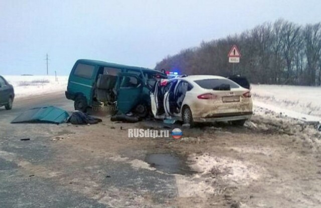 Легковой автомобиль и микроавтобус столкнулись на трассе Казань — Оренбург 