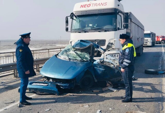 В Астраханской области «Лада» столкнулась с двумя грузовиками: погибли парень и девушка 