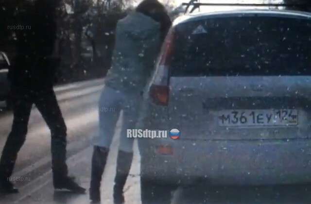 В Красноярске мужчина избил девушку после ДТП