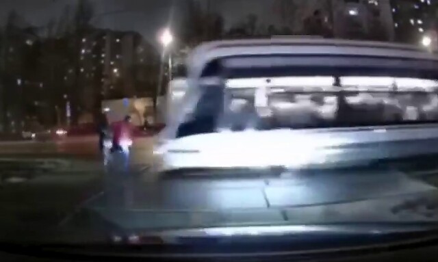 В Москве семейная пара переходила дорогу в неположенном месте и попала под трамвай