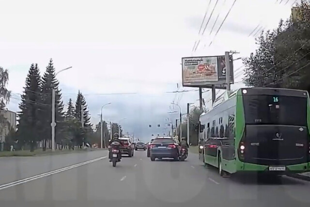 В Кирове водитель кроссовера буквально «смахнул» мопедиста с дороги