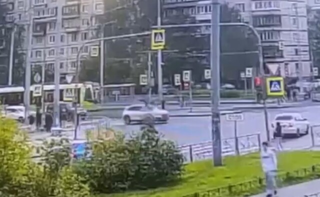 «Перебегал дорогу на красный»: подросток попал под колеса Audi в Петербурге