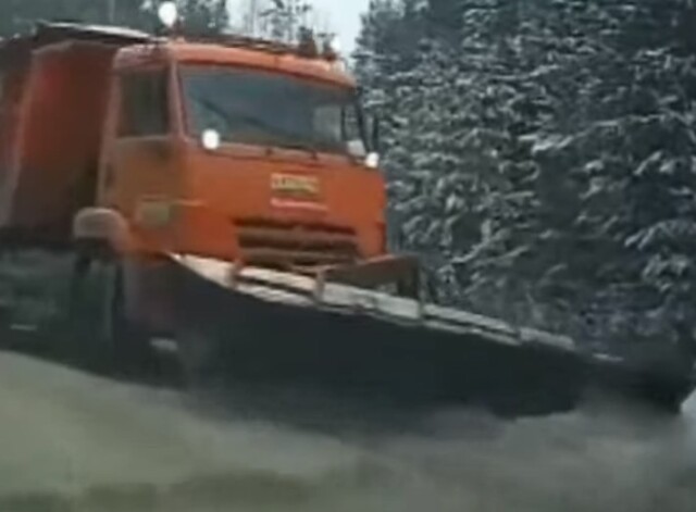 Снегоуборочный КАМАЗ на повороте снёс легковой автомобиль 