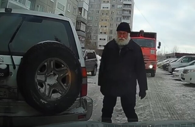 Новогодний «подарочек»: в Новосибирске «Дед Мороз» на внедорожнике устроил ДТП 