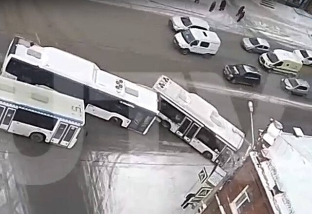 Пассажира выбросило через окно: в Уфе автобус проехал на красный, протаранил другой автобус и врезался в стену дома 