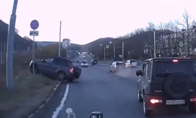 «Влетел на кольцо»: видеорегистратор запечатлел момент ДТП в Петропавловске-Камчатском