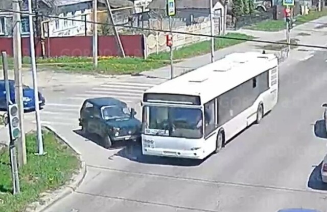 «Высадил пассажиров и скрылся»: автобус столкнулся с легковым автомобилем на перекрестке в Липецке 