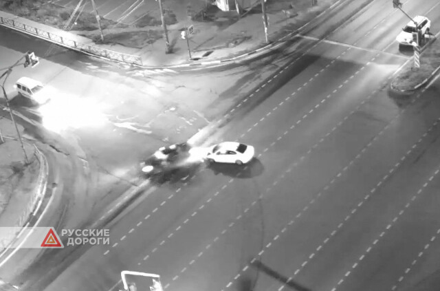 Два легковых автомобиля столкнулись на перекрестке в Ярославле