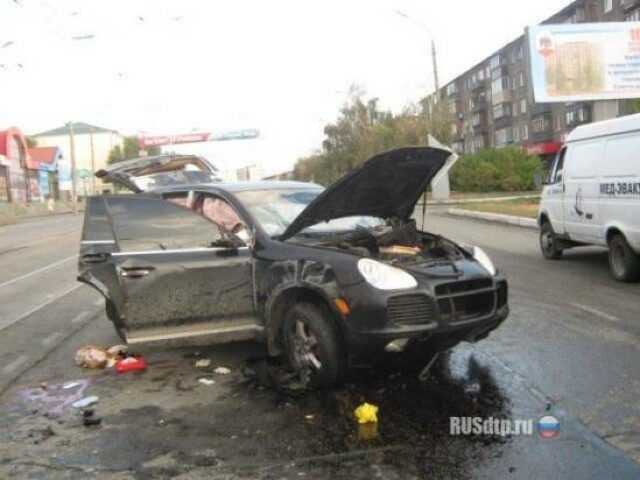 В Орске водитель разбился на своем «Porsche Cayenne» 