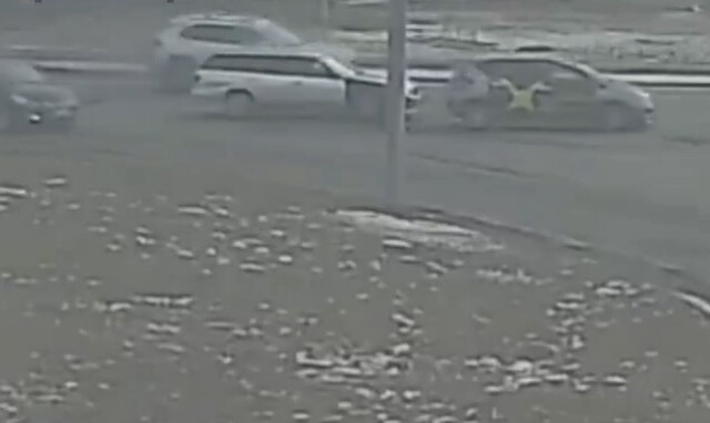 Таксист выезжал на кольцо и не уступил дорогу: камера запечатлела момент ДТП в Красноярске