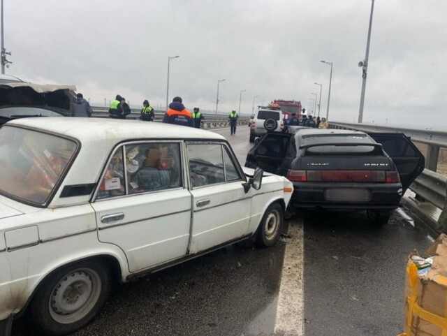 ДТП на Крымском мосту: столкновение автомобилей попало в объектив камеры 