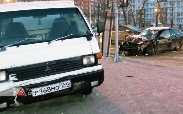 В Красноярске грузовик сбил троих пешеходов на тротуаре