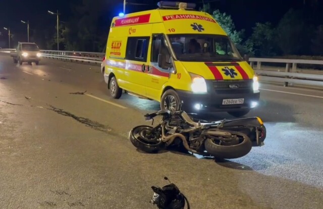 Во Владивостоке мотоцикл на большой скорости столкнулся с попутным автомобилем