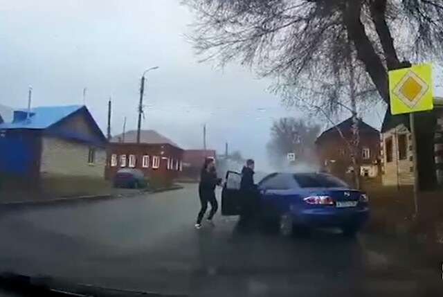 В объектив видеорегистратора очевидца попал момент ДТП с участием трех автомобилей в Сызрани