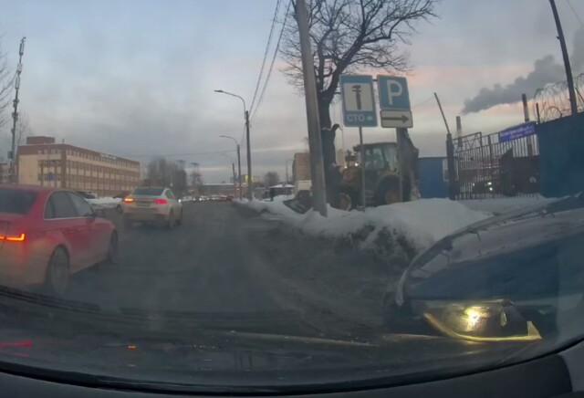 «Помеха справа!»: в Петербурге женщина выезжала с прилегающей и не уступила дорогу автомобилю с видеорегистратором
