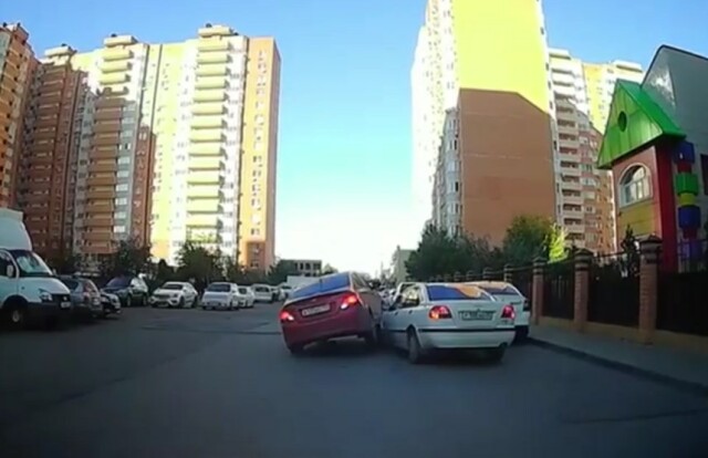 В Краснодаре легковой автомобиль «запрыгнул» на капот другого автомобиля
