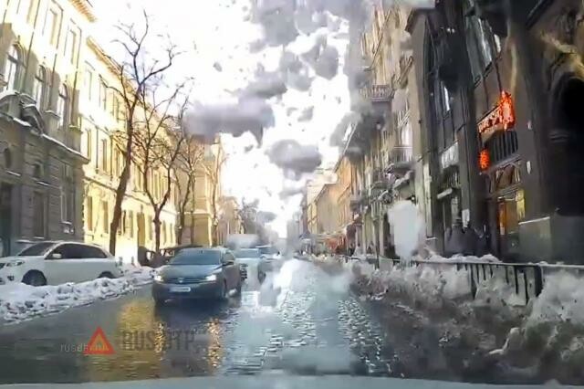 Снег упал на такси в центре Львова