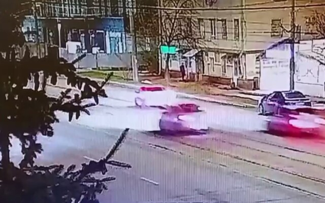 «Чудом успел отскочить»: два автомобиля столкнулись в Нижнем Новгороде 