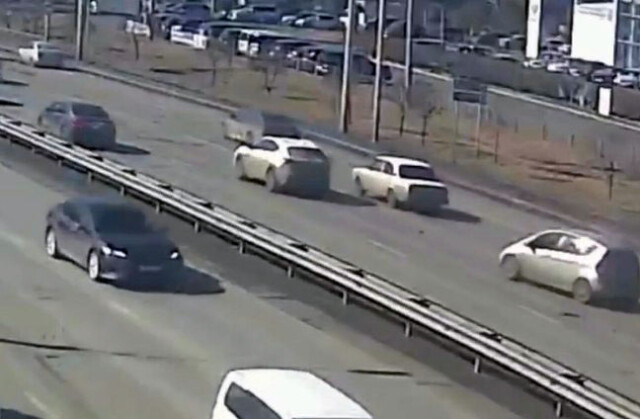 Пьяный водитель снёс несколько автомобилей на перекрестке в Красноярске 