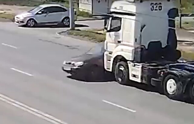 Авария в Новосибирске: легковой автомобиль попал в слепую зону большегруза