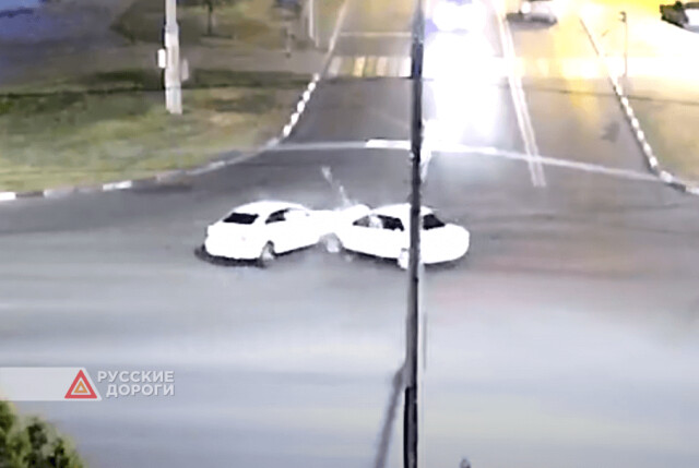 Два белых автомобиля не поделили дорогу в Белгороде