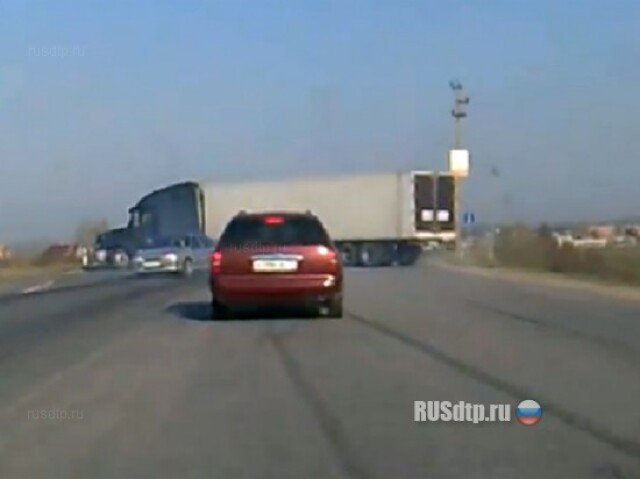 Опасный разворот фуры 