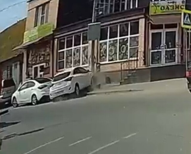 ДТП на перекрестке в Астрахани : один водитель двигался прямо, а другой поворачивал