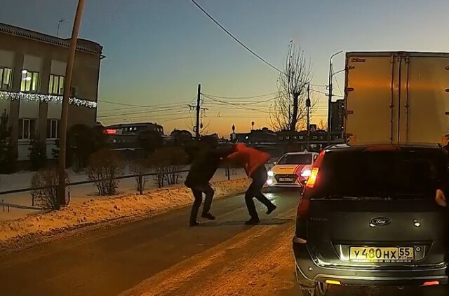 В Омске неадекватный пешеход напал на водителя за то, что тот ослепил его фарами