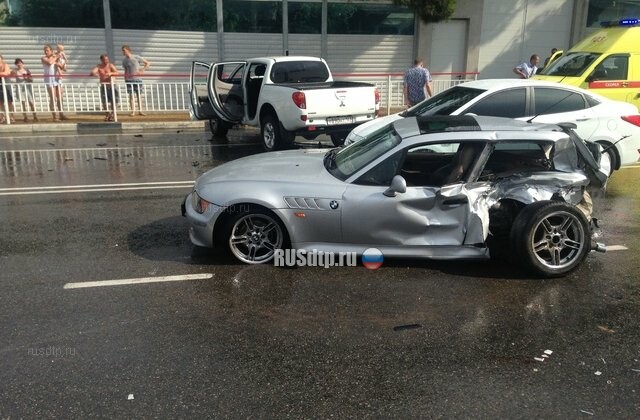 В Сочи девушка на «BMW Z3» протаранила пикап 