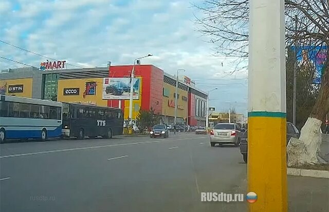 Чуть не угодила на крышу автобуса