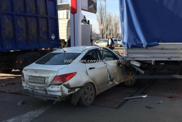 В Армавире девушка на «Солярисе» врезалась в грузовик на АЗС. Видео 